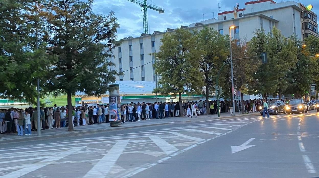 Cola en la avenida América, en la noche del jueves para acceder a la Cata del Vino Montilla-Moriles