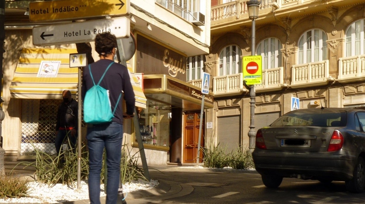 Un joven circula en patinete por el centro de Almería