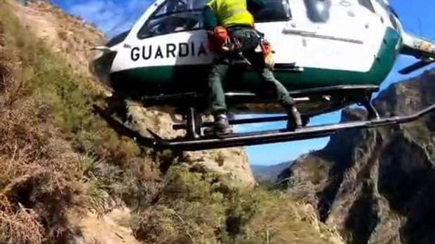 La Guardia Civil rescata en Granada a un parapentista accidentado en La Cabra