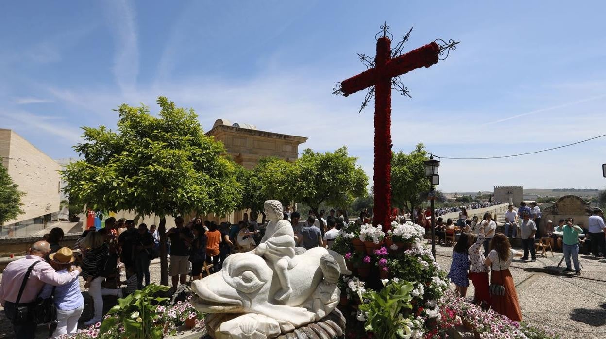 Cruz de Mayod junto a la Puerta del Puente de 2019