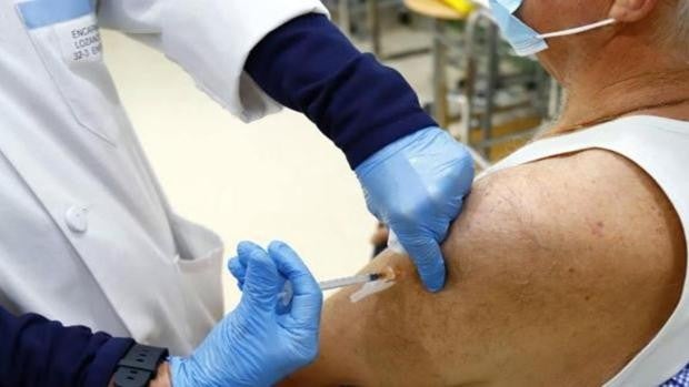 Andalucía quiere empezar a poner la cuarta dosis de la vacuna contra el Covid-19 a los mayores