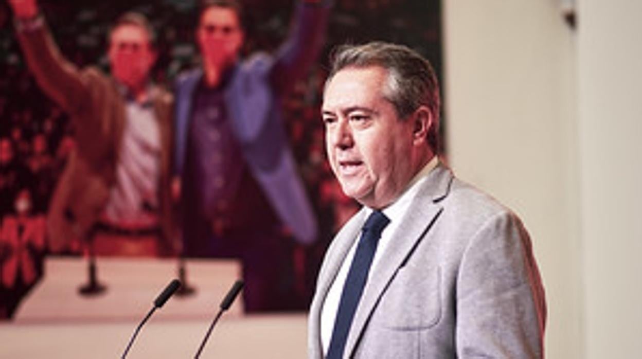 El secretario general del PSOE andaluz, Juan Espadas, en la sede regional del PSOE