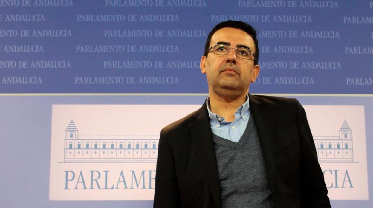 El exportavoz del PSOE, Mario Jiménez en una comparecencia en el Parlamento