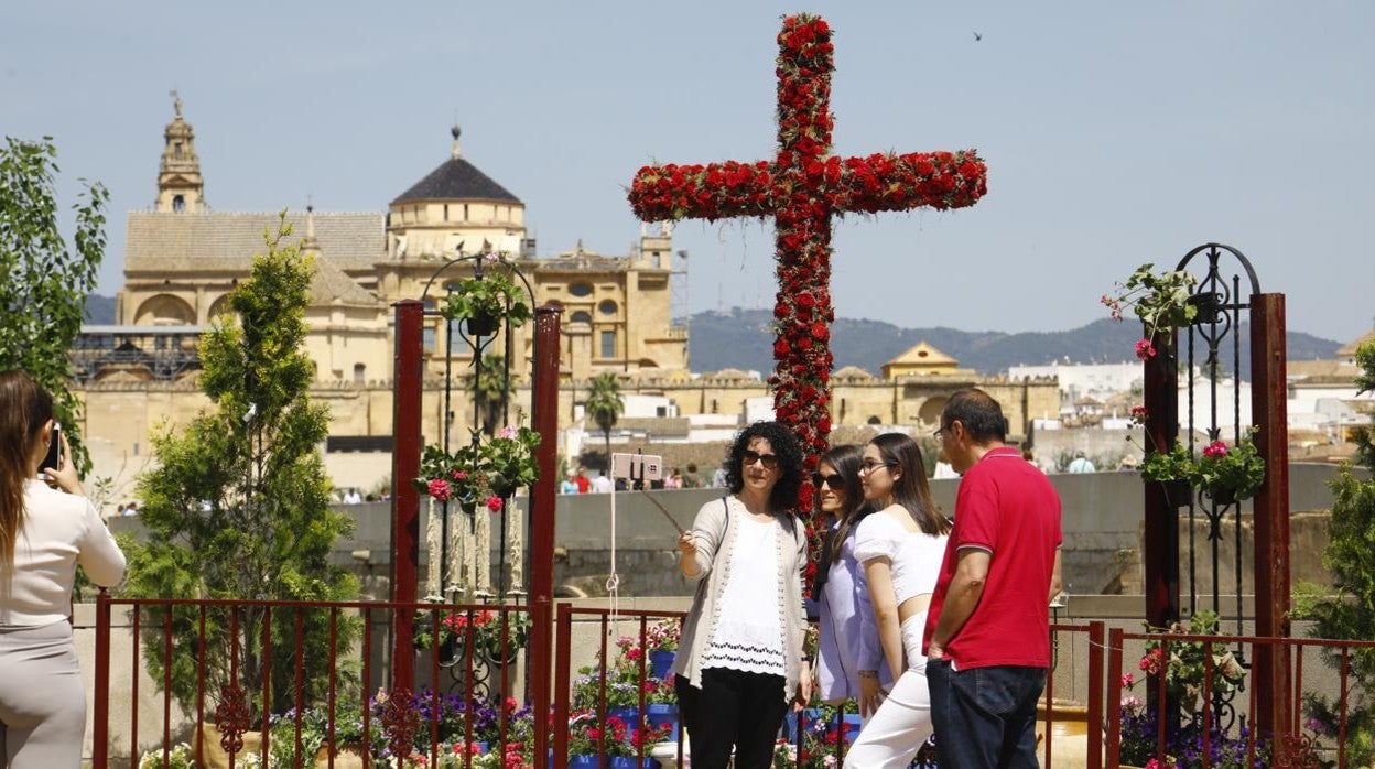 Cuatro personas se hace una foto con la Mezquita-Catedral de Córdoba de fondo
