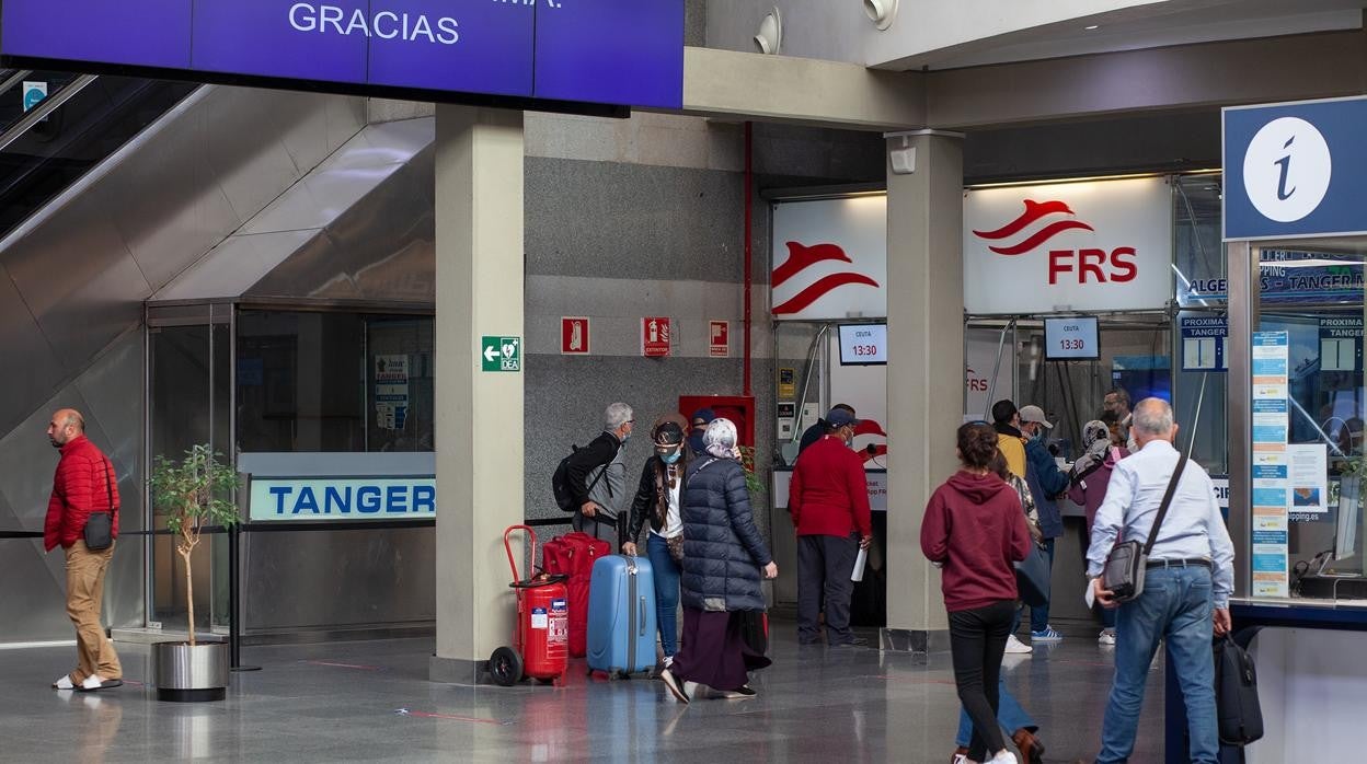 Viajeros, en la terminal marítima del puerto de Algeciras sacando billetes para Tánger