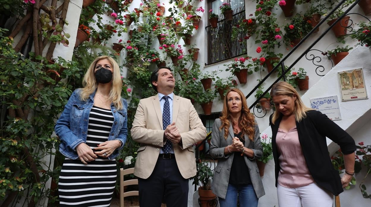 El alcalde, con miembros del gobierno municipal, en la inauguración de los Patios de Córdoba 2022