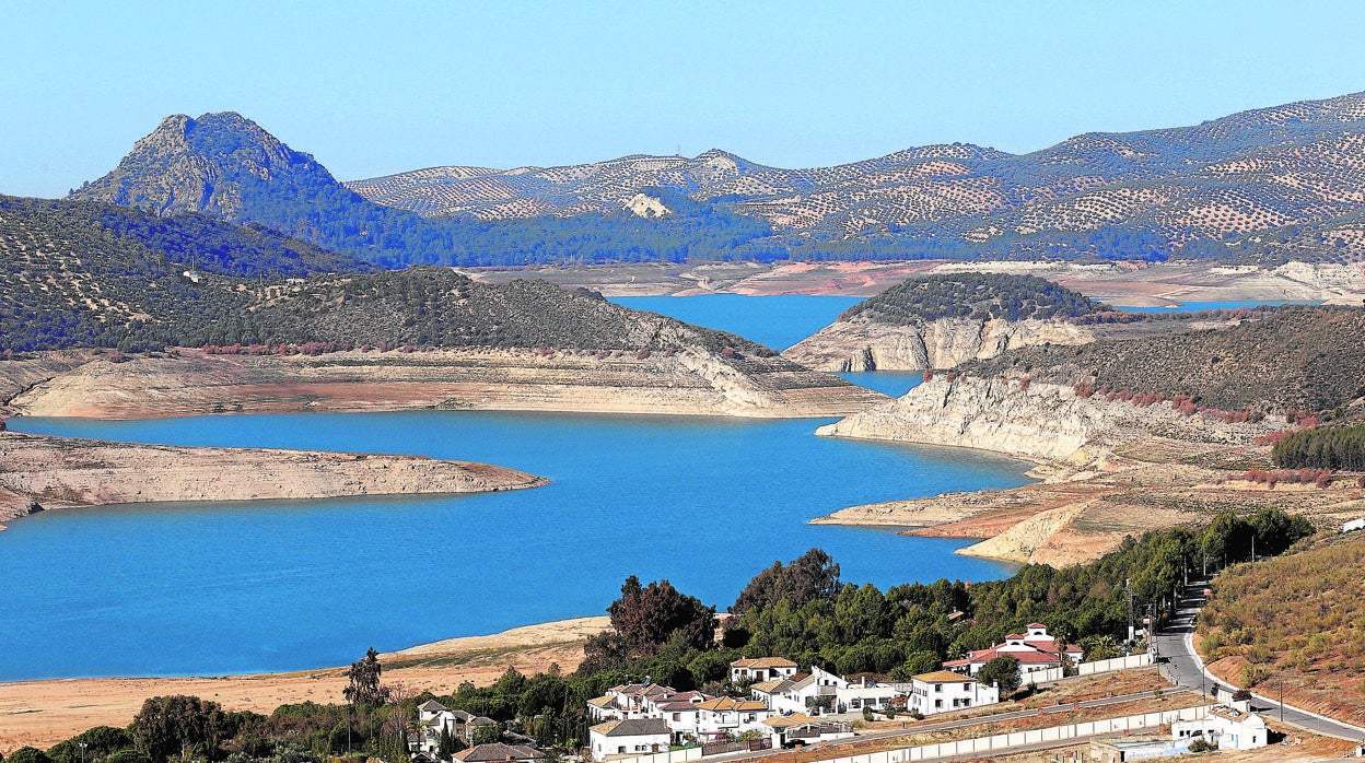 Estado actual del pantano de Iznájar, al 30 por ciento de su capacidad