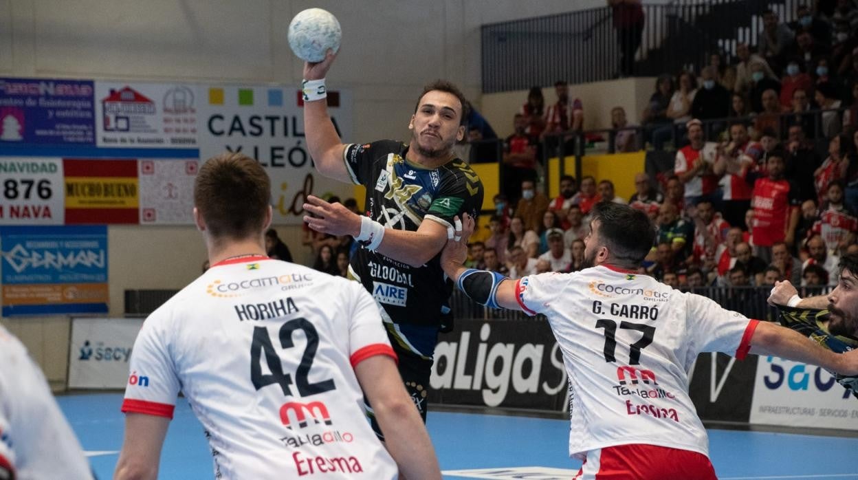 Joao Pedro realiza un ataque del Ximénez ante los defensores del Nava Carró y Horiha