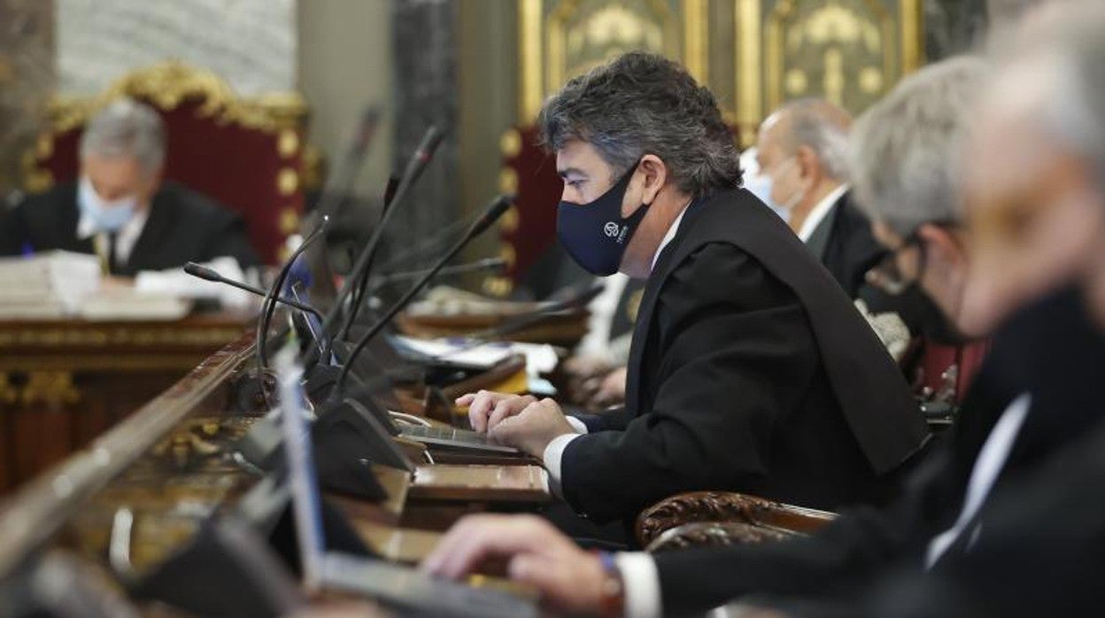 El abogado de la acusación del PP, Luis Manuel García Navarro, durante la vista en el Supremo