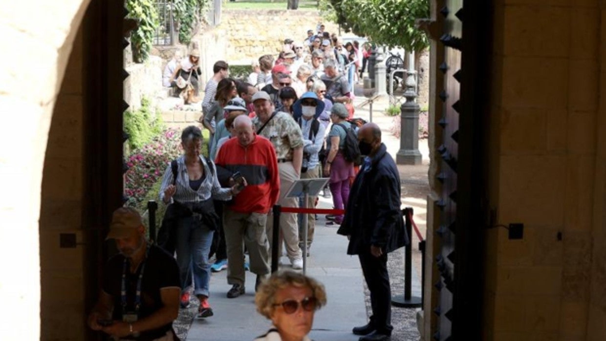 Turistas esperan para acceder al Alcázar de los reyes Cristianos de Córdoba