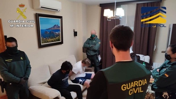 Medio billete de diez euros: la llave para invertir en el banco de la mafia en la Costa del Sol