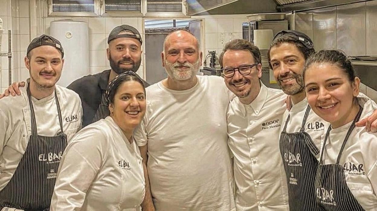 José Andres, en el centro, con Paco Morales y parte de su equipo en Córdoba este viernes