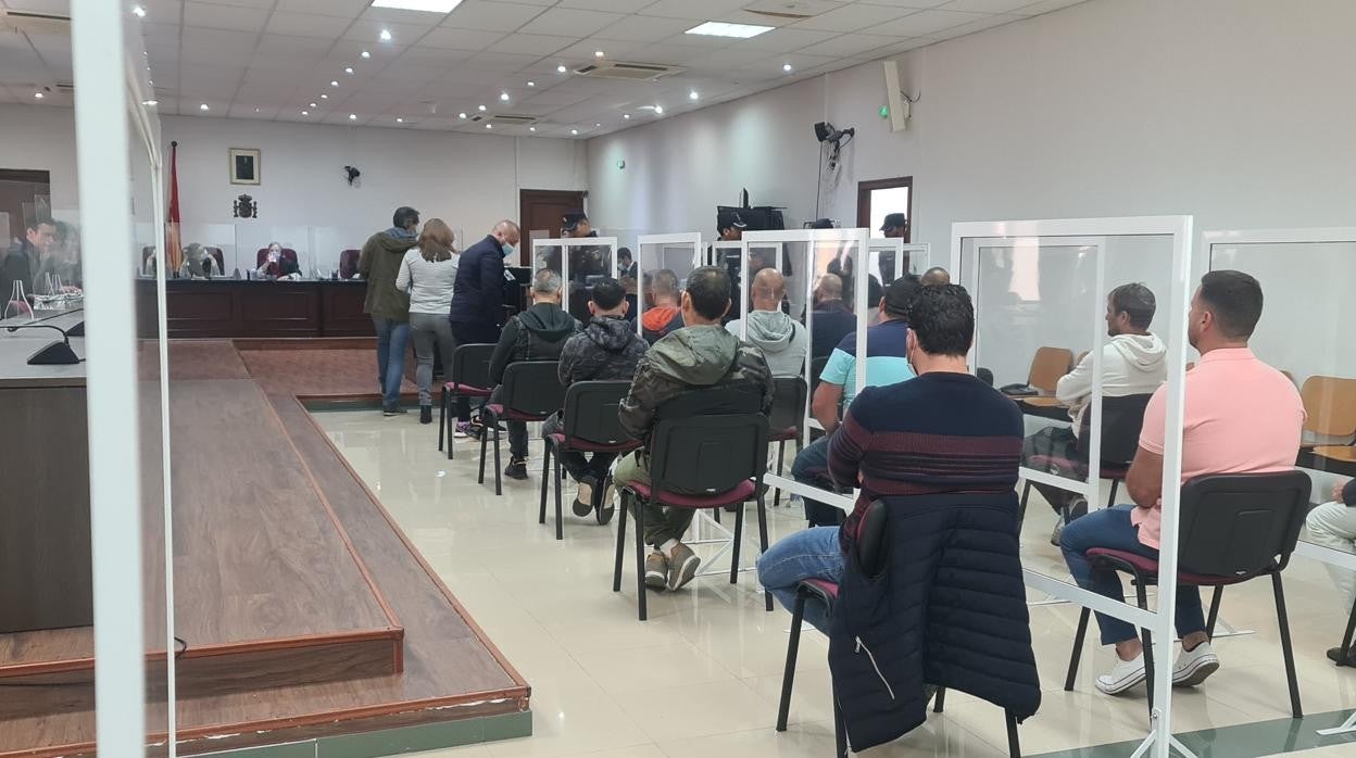 Isco Tejón, al fondo, toma asiento en el banquillo junto al resto de los acusados