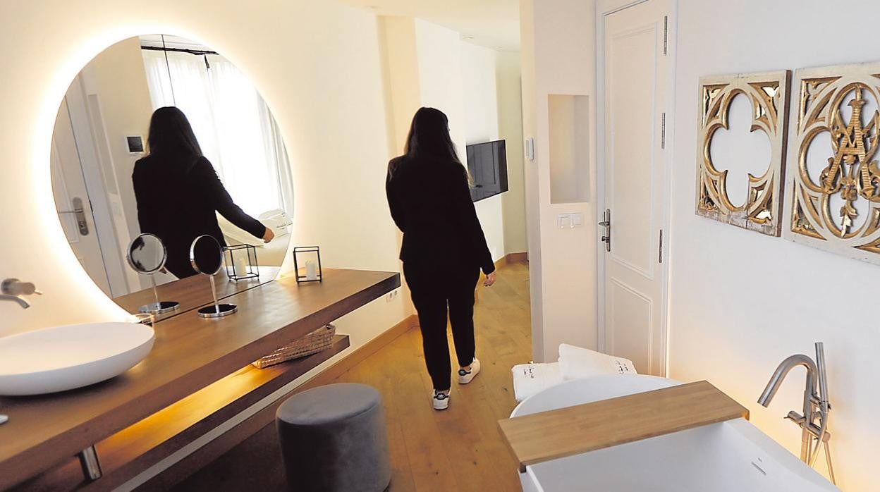 Una mujer en el baño de un apartamento turístico