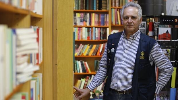 Javier Luque, vicepresidente de los libreros de Córdoba: «El libro en papel tiene fortaleza para seguir adelante»