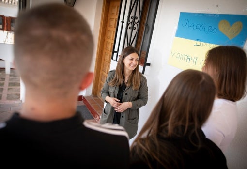 Ivana junto a algunos de los niños refugiados en Granada