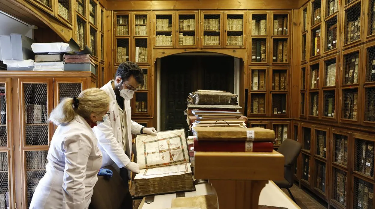 Expertos consultan un códice en el Archivo del Cabildo