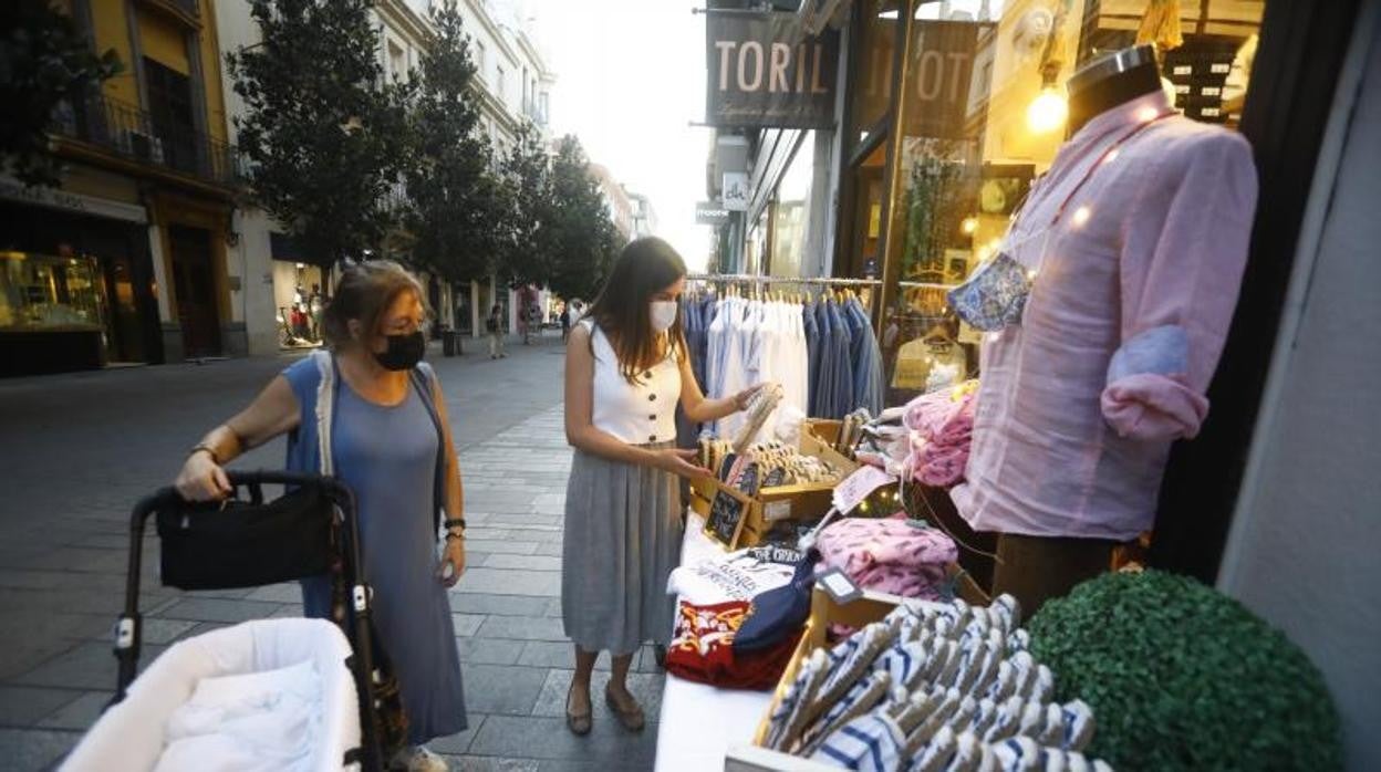 Tiendas en el Centro de Córdoba a comienzos del verano pasado