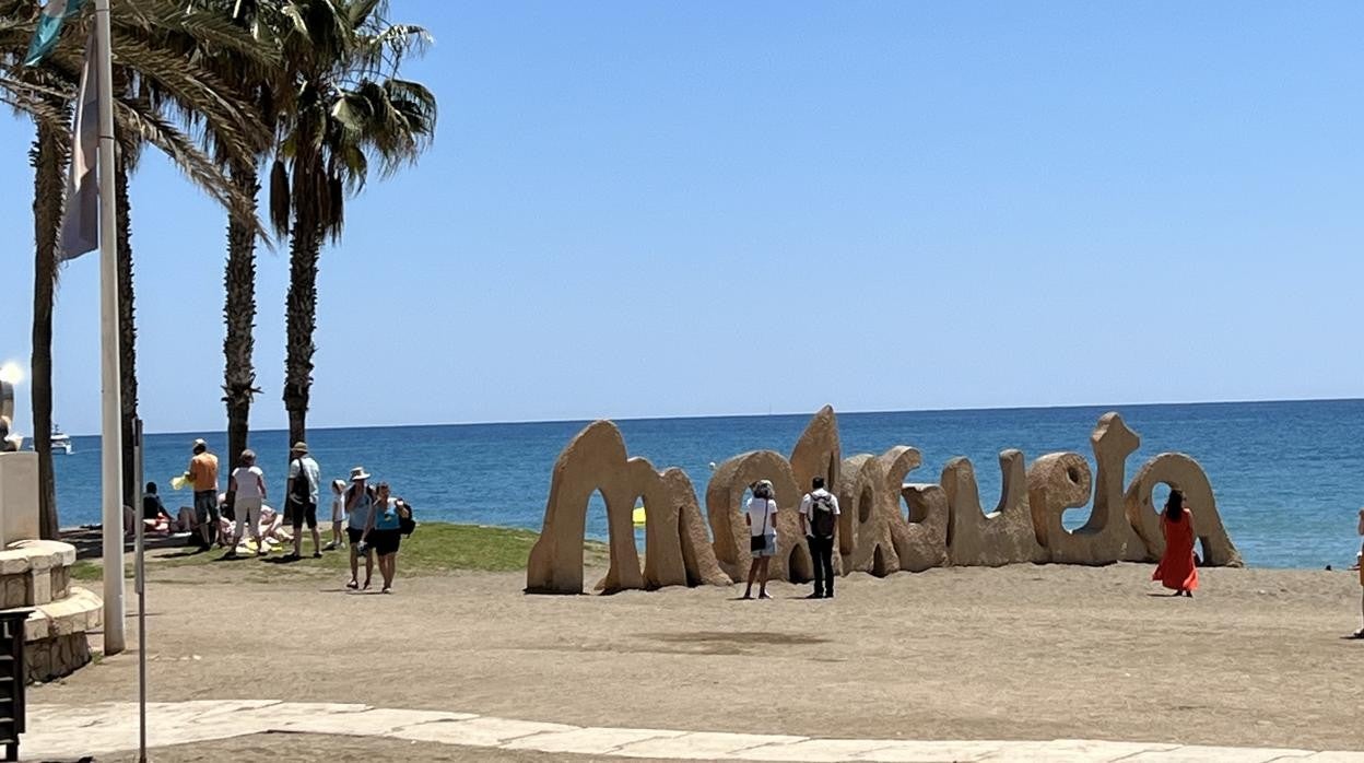 Los turistas se hacían fotos en las letras de la playa ajenos a lo que había ocurrido allí la madrugada del lunes