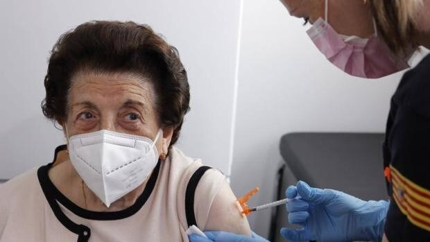 Una viróloga del CSIC cree que la cuarta dosis de la vacuna para los mayores «podría esperar»