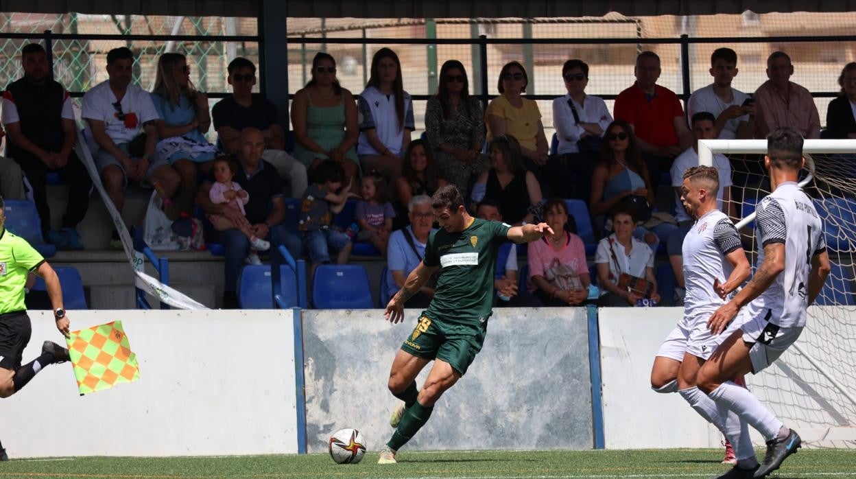 Fuentes, extremo del Córdoba CF, realiza un centro