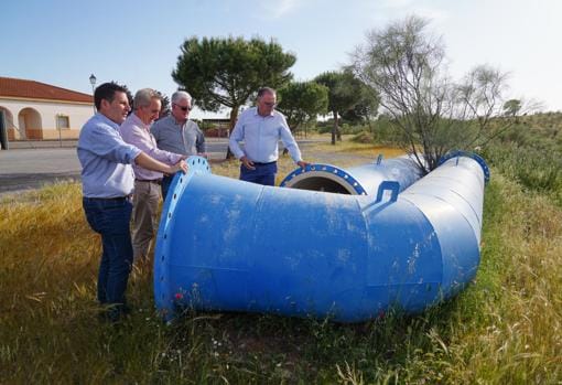 Alcaldes socialistas del norte de Córdoba posan junto a tuberías de conducción de agua