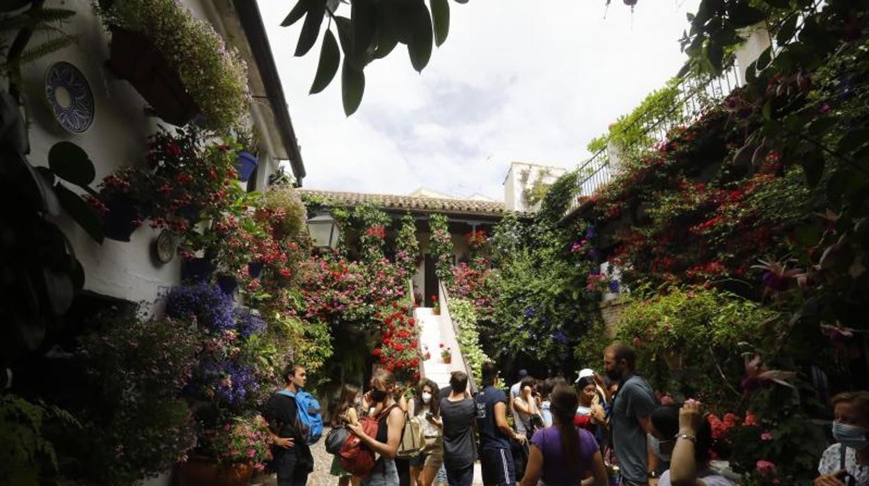 Afluencia de visitantes a un patio en la jornada del sábado