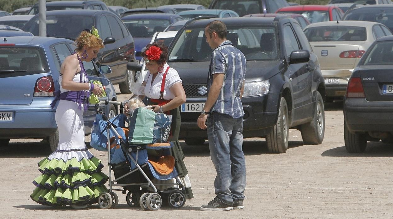 Una familia tras dejar su coche en el aparcamiento de la Feria, en una imagen de archivo