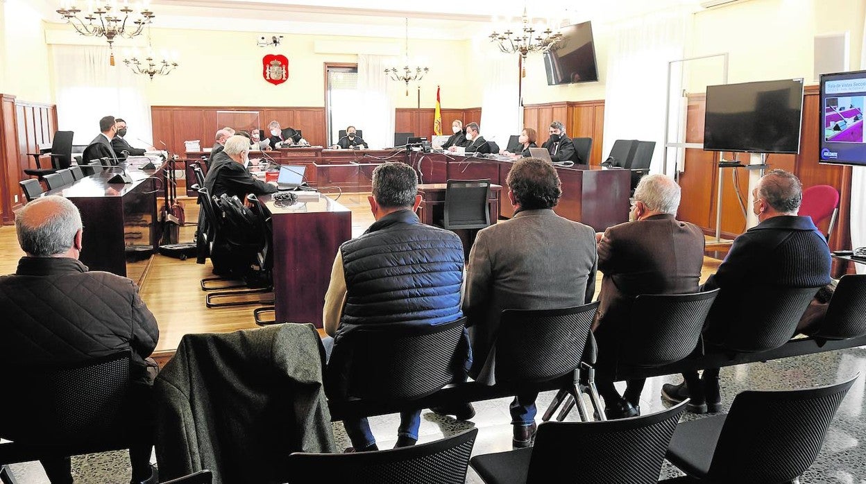 Ángel Rodríguez de la Borbolla (segundo por la derecha y de espaldas), junto al resto de acusados en el juicio de la Audiencia de Sevilla