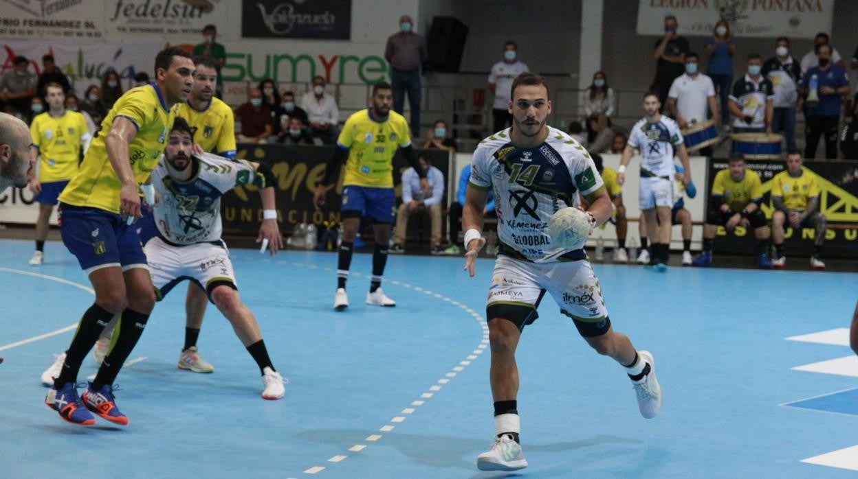 Joao Pedro circula el balón en el partido del Ximénez ante el Bidasoa en el Miguel Salas
