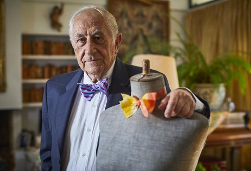 Inocencio Arias posa para ABC en su domicilio