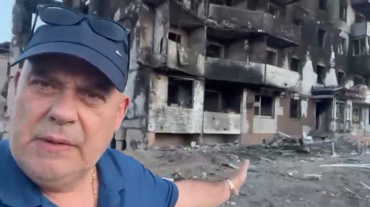 El empresario durante su visita a las zonas bombardeadas