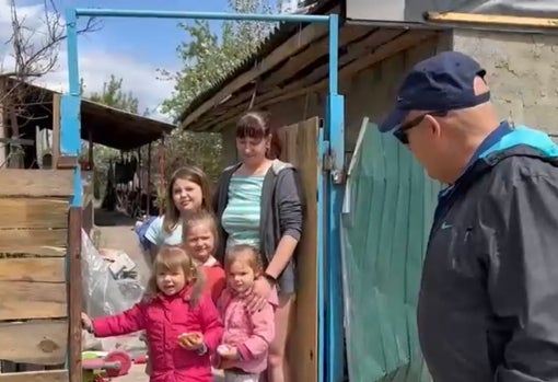 El empresario, junto a una familia que aún continúa en el país