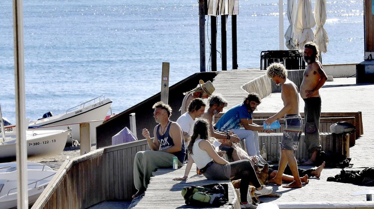 Ciudadanos en el puerto de Níjar, en Almería, ciudad más pobre de España