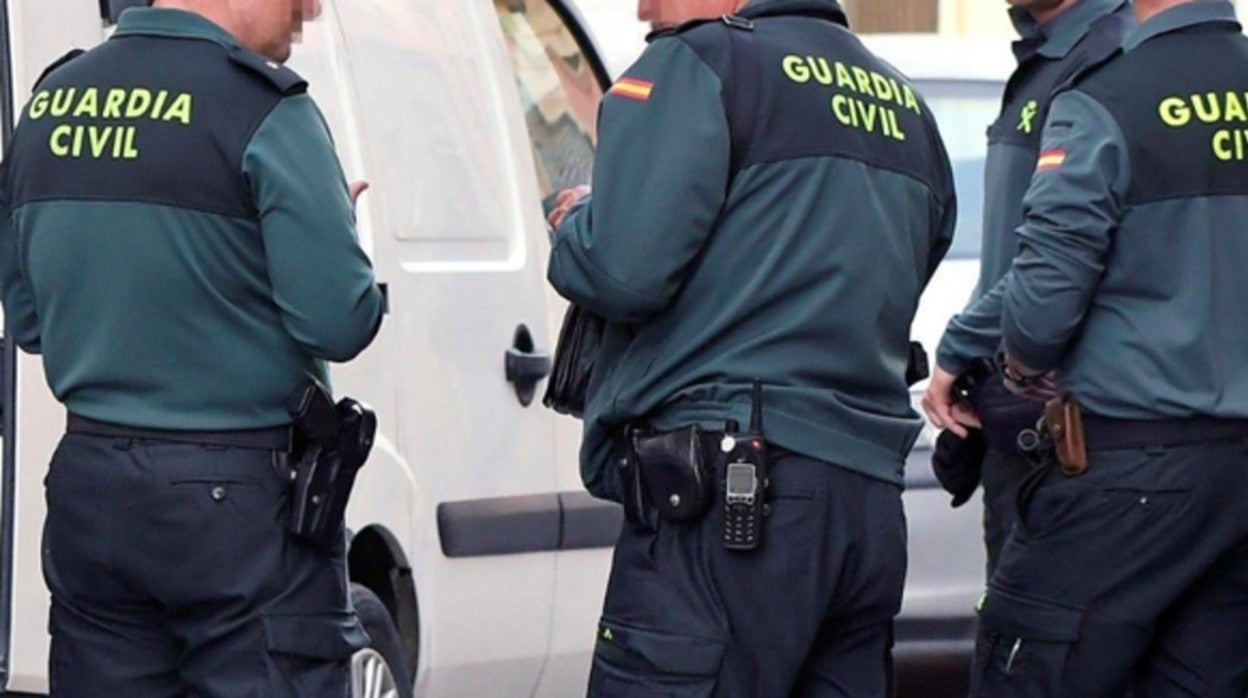 Tres agentes de la Guardia Civil