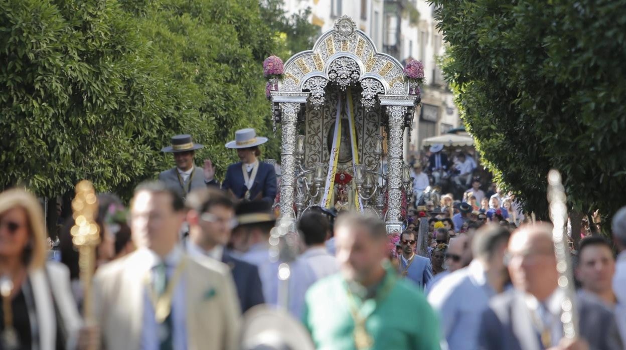 Carreta con el Simpecado, en la salida de la hermandad del Rocío de Córdoba en 2019