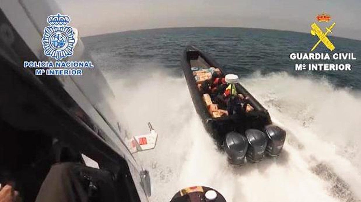 Persecución de una 'narcolancha' en el Estrecho de Gibraltar