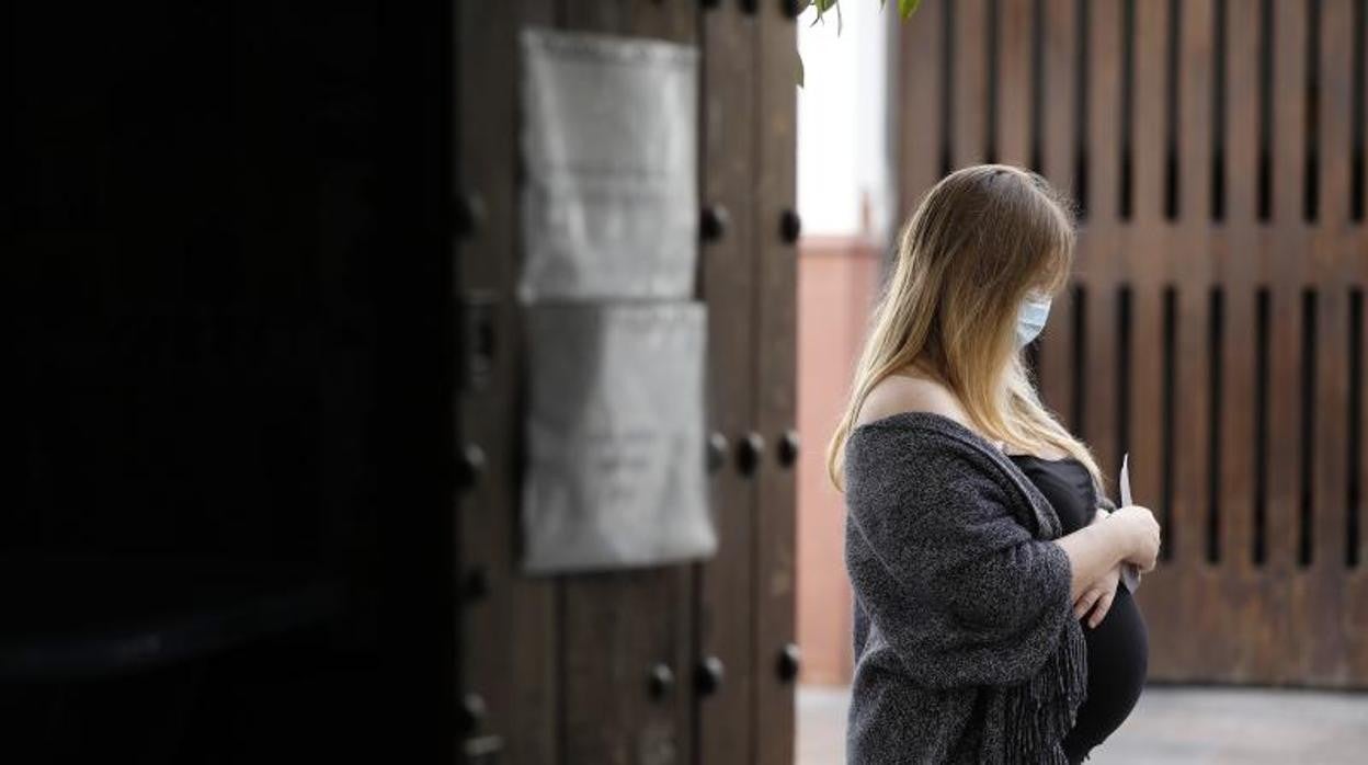 Una mujer embarazada en la sede de Adevida en la calle Isabel Losa de la capital cordobesa