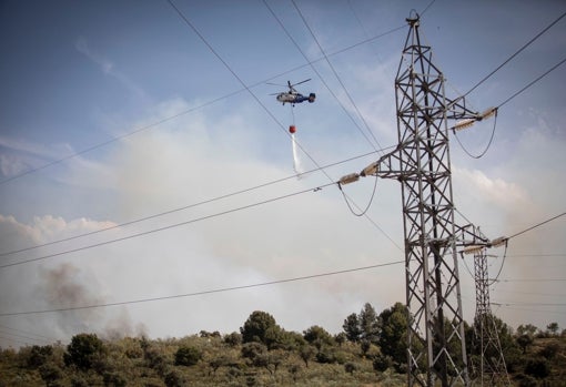 Imagen de helicópteros durante la intervención en el valle del Darro