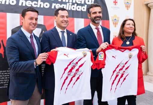 Juanma Moreno junto a Javier A. García, Ramón Fernández-Pacheco y Carmen Crespo.