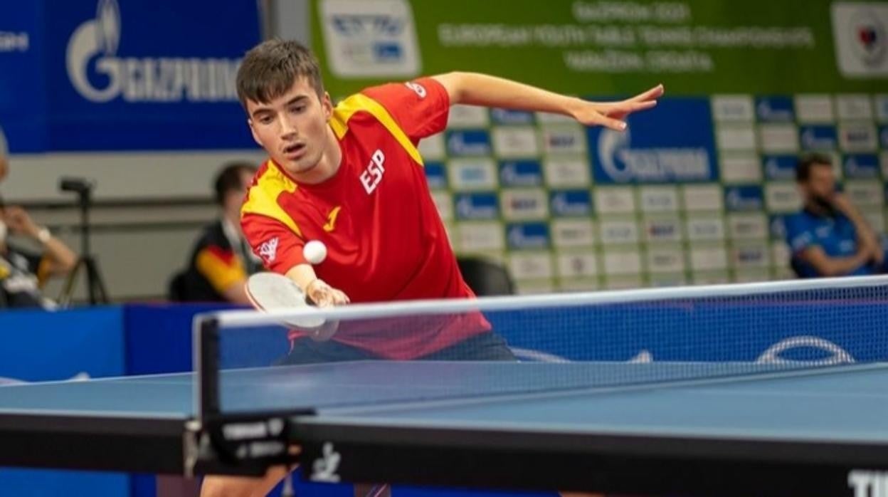 Marc Gutiérrez golpea la bola en un partido con España