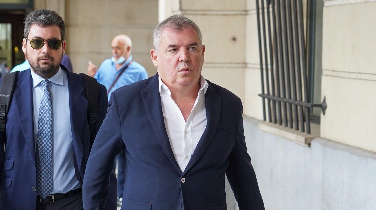 Manuel Vizcaíno, presidente del Cádiz C.F., llega a la Audiencia de Sevilla esta mañana para ser juzgado