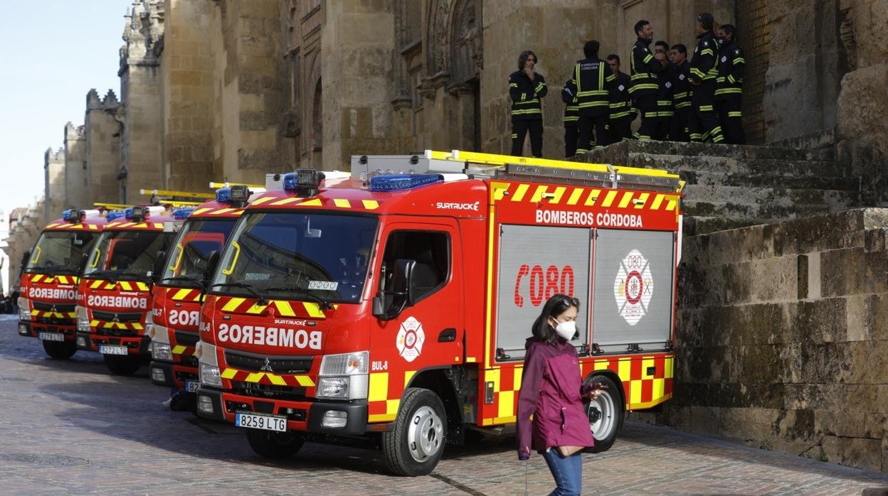 Presentación de vehículos de bomberos junto a la Mezquita-Catedral de Córdoba