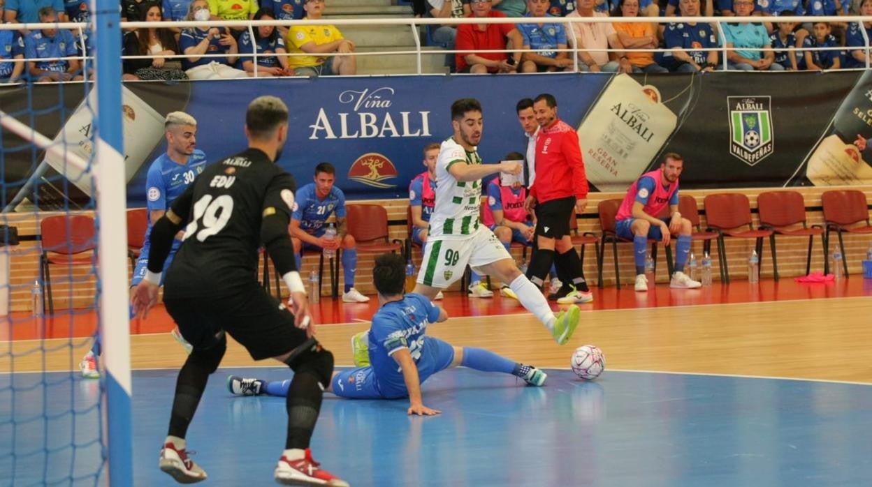 Lucas Perin se prepara para disparar a Edu en la visita del Córdoba Patrimonio al Viña Albali Valdepeñas