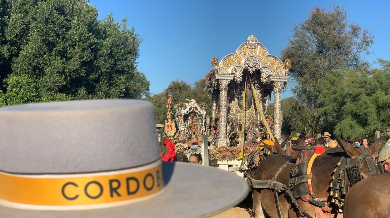 En la fotografía, la carreta del Simpecado de Córdoba. En el vídeo, en el Rocío y la casa de Córdoba