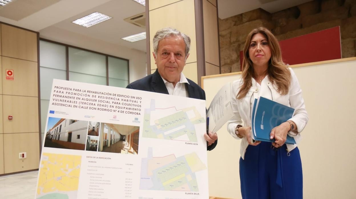 Salvador Fuentes y la gerente de Vimcorsa, con el proyecto este lunes en el Ayuntamiento