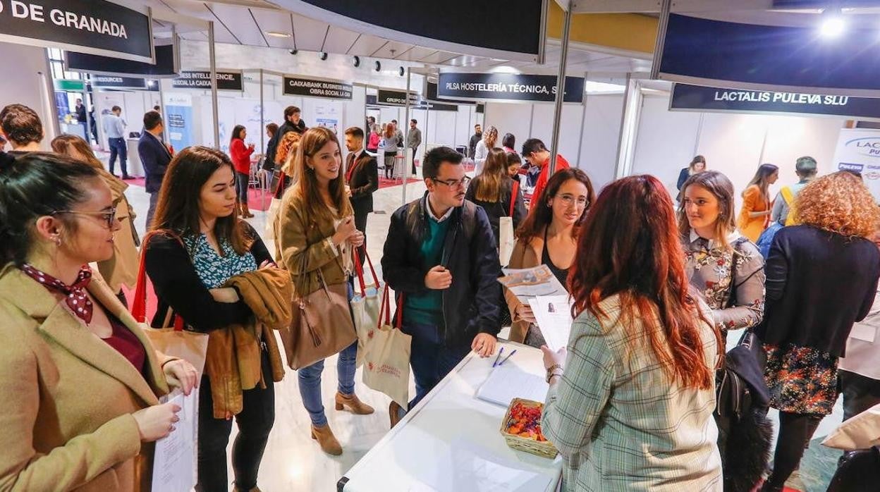 Imagen de una feria de empleo universitaria en Granada