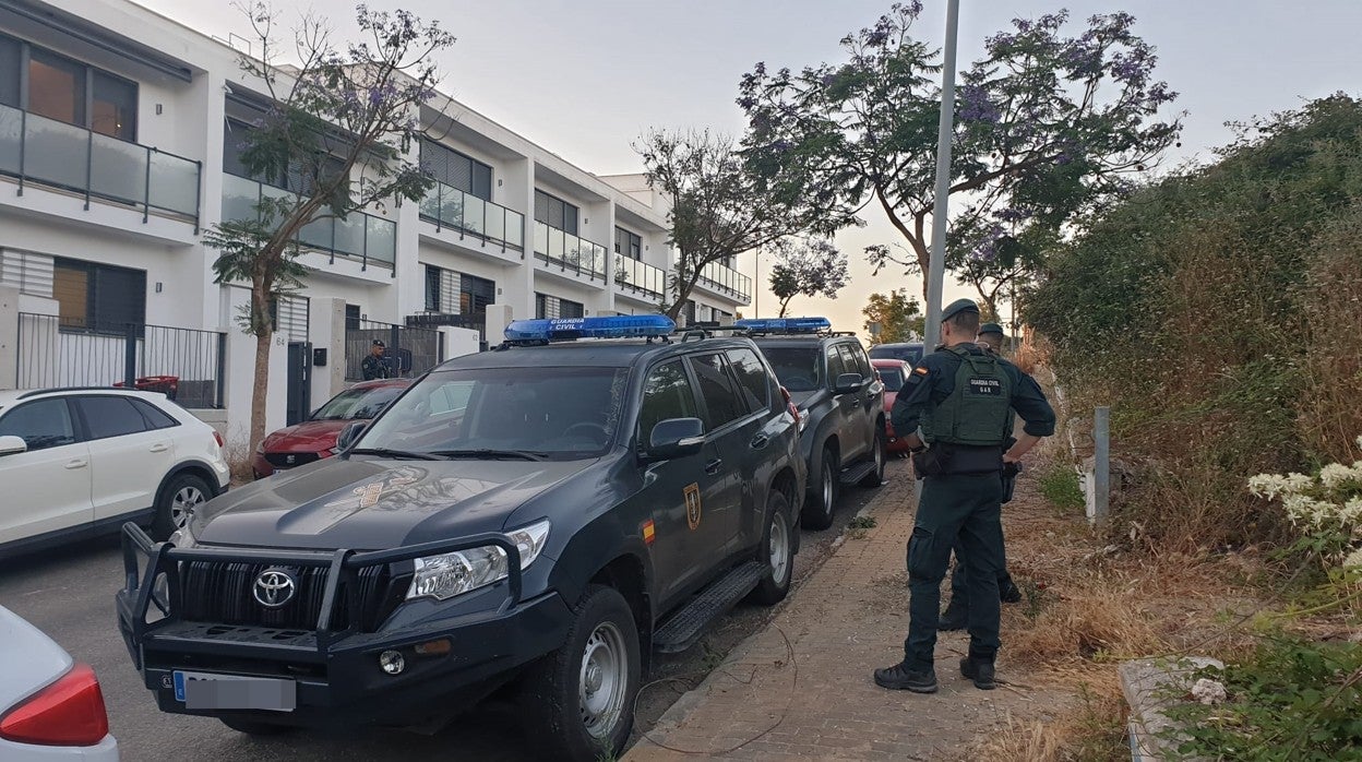 Agentes de la Guardia Civil, durante uno de los registros en Algeciras