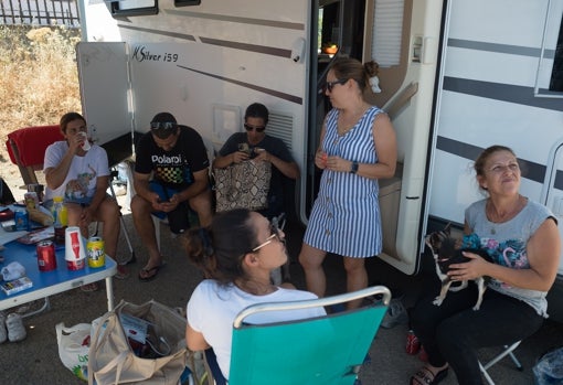 Algunos vecinos huyeron del incendio en autocaravana