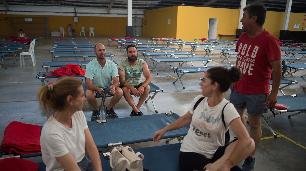 Algunos de los vecinos en la Carpa de San Pedro en Marbella